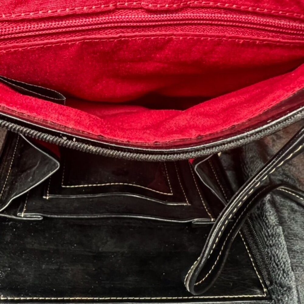 Efficient & Chic Lightweight Bag - image 3